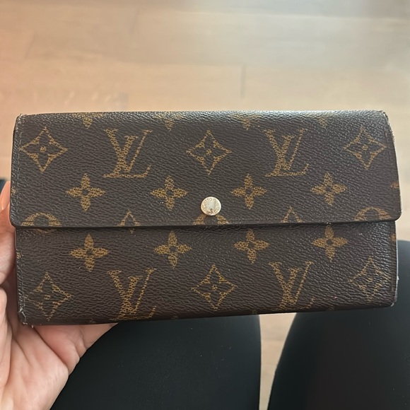 LOUIS VUITTON 
Monogram Sarah Wallet - Picture 1 of 7